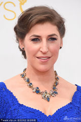 组图：《生活大爆炸》马伊姆-拜力克蓝裙霸气