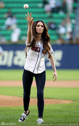 组图：梅根-福克斯为韩棒球赛开球 可爱卖萌