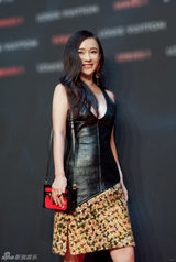 组图：霍思燕拼接皮衣红毯抢眼 儿子满岁将抓周