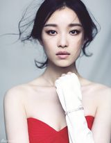 组图：倪妮化身美丽新娘 清纯妩媚交织变换