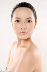 组图：斯琴高丽精致妆容 香肩外漏尽显迷人气质