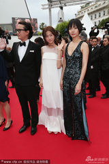 组图：《道熙啊》主创走红毯 裴斗娜深V冷艳