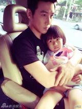 组图：陆毅女儿陪爸爸工作 贴心小棉袄获赞