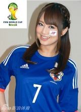 组图：吉泽明步助威世界杯 十八般姿态看不厌