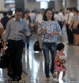 组图：赵子琪携两千金现身 大女儿萌态咿呀学步