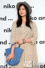 组图：Rainbow金栽经出席开业礼 简约时尚