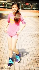 组图：甜蜜暖心老爸！钟镇涛为爱女庆生表爱意