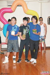 组图：“古惑仔”笑称已决裂 演唱会或穿泳裤