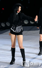 组图：SM演唱会嗨翻 神起SJ穿红裙扮女装