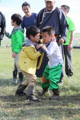 组图：《爸爸2》萌娃玩摔跤 互相过招不手软