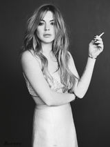 组图：林赛-罗韩写真露单乳 身材恢复烟不离手