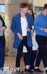 组图：池昌旭赴日办粉丝会 衬衣休闲风亮相机场