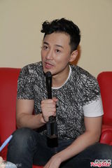 组图：林峰演唱会澳门站卖力演出 舞美绚丽