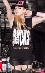 组图：艾薇儿烟熏妆野性开唱 穿黑丝秀绝对领域