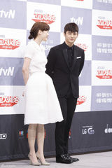 独家：《处世王》徐仁国李荷娜搭肩似亲姐弟