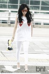 组图：4minute泫雅现身机场 纯白造型清纯可爱