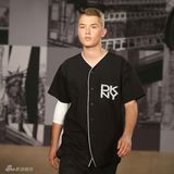 组图：裘德-洛17岁儿子当模特 帅气走秀似父亲