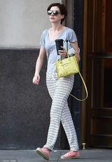 组图：安妮-海瑟薇黑超休闲装现身纽约似上班族