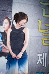 独家：张娜拉亮相秀美背 挽手张赫情意浓