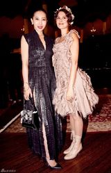 组图：周迅何超仪亮相时装周 女神变身小粉丝