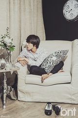 组图：吕珍九清新写真 变身花衬衫轻熟男