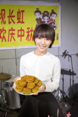 组图：王珞丹粉丝见面会 “卫子夫”蛋糕庆收官