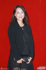 组图：郑希怡大婚热吻老公 欲为阿娇牵红线