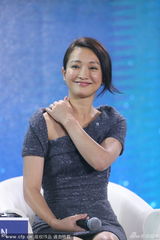 组图：周迅修身裙斜露香肩 表情多变喜感十足