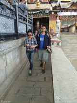 组图：周迅与男友现身云南寺庙祈福 婉拒合影