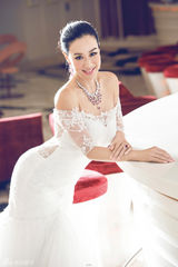 组图：钟丽缇登封面秀S曲线 焕发极致女性魅力