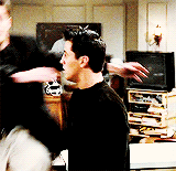 组图：《老友记》乔伊钱德勒重逢 染白发仍恩爱