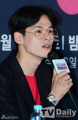 组图：《挑战超模》办发布会 首次男女混练