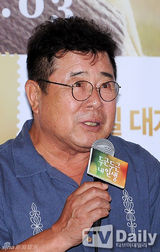 宋慧乔逃税风波后首现身 黑衣低调显憔悴