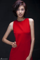 组图：冯馨瑶夏日写真性感正装职场时尚