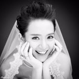 组图：戚薇李承铉婚照曝光 搞怪神情恩爱秀婚戒