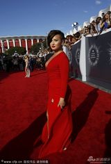 组图：霉霉齐臀短裤秀美腿 洛佩兹捆绑装狂露肉