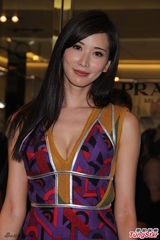 组图：林志玲深V露事业线 称40岁单身真怕了