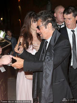 组图：阿尔-帕西诺与小女友恩爱 遭巨胸女抢镜