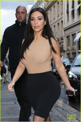 组图:金-卡戴珊街头抱娃似主妇 紧身裙勾勒丰臀