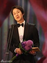 组图：百想全智贤金秀贤拿奖开怀 陶子下蹲颁奖