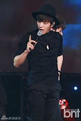 组图：众星献唱《冠军秀》 Infinite抱得奖杯归