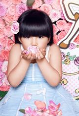 组图：王诗龄置身千朵玫瑰花海 清新粉嫩似李湘