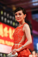 组图：郭采洁短发精练现身 红色蕾丝礼服显高贵