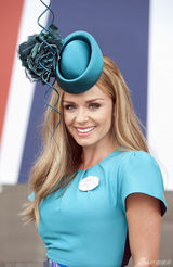 组图：凯瑟琳-詹金斯牵手未婚夫优雅亮相