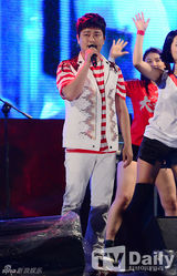 组图：男团Boyfriend等嘻哈风装扮为韩足加油