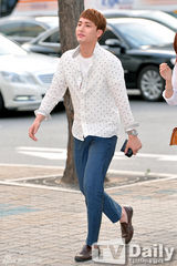 组图：《异乡人》杀青 李钟硕短发显憔悴