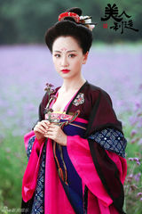 组图：《美人制造》热拍 杨蓉酥胸半掩显娇羞