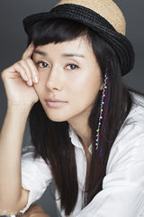 组图：游悠时尚写真 恬静笑容演绎优雅魅力