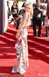 组图：超模娜塔莉-加尔美裙亮相 妩媚献飞吻