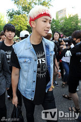 组图：Super Junior回归赴电视台彩排 粉丝围堵拍照忙